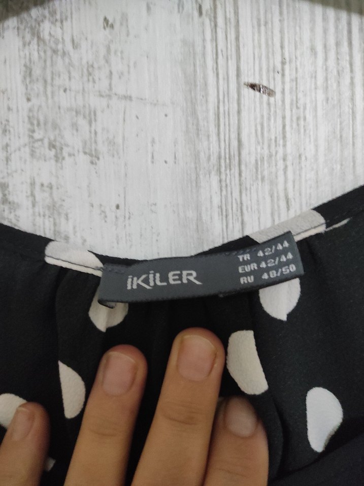 Siyah-beyazlı puantiyeli bluz - Görsel 4