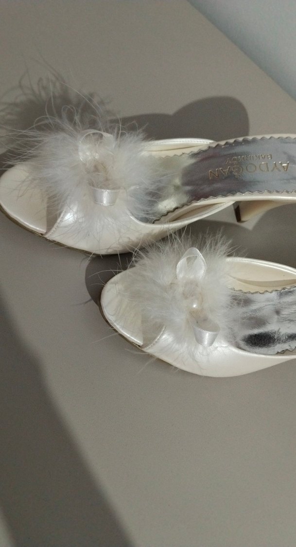 Beyaz Tüylü Gelin Terliği - Görsel 2