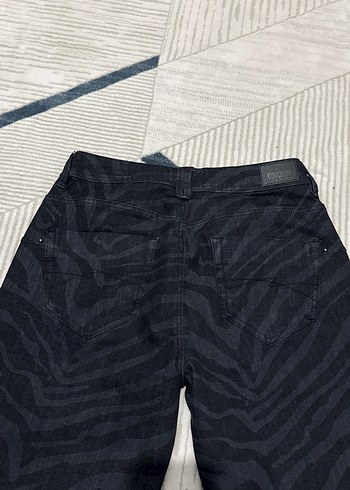 28 Beden siyah Renk Zebra Desenli Siyah Kadın Denim Pantolon