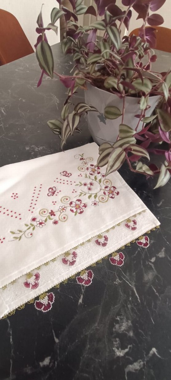 Nakışlı Beyaz Havlu - Görsel 2