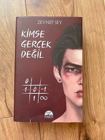 Kimse Gerçek Değil Kitap