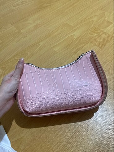 Pembe çanta
