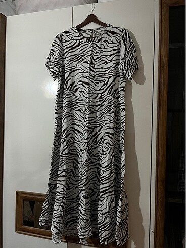 Kahverengi ekru zebra desenli elbise