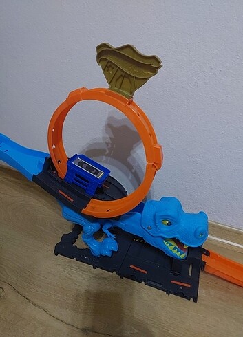  Beden Hot Wheels Dinozor ile Mücadele Oyun Seti HKX42 