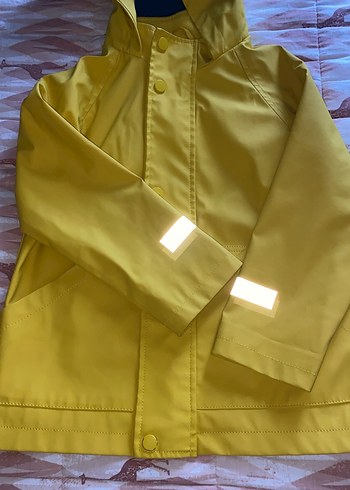 Sarı Düğmeli Erkek Çocuk Yağmurluk - Görsel 3