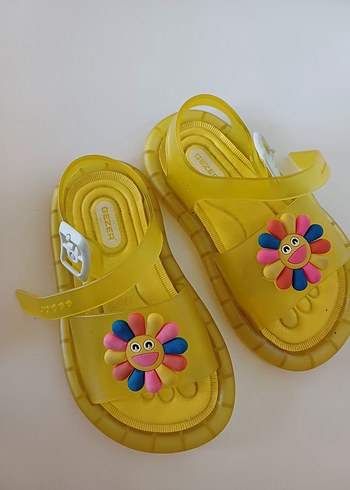 26 Beden sarı Renk Çiçekli Sarı Kız Çocuk Sandalet