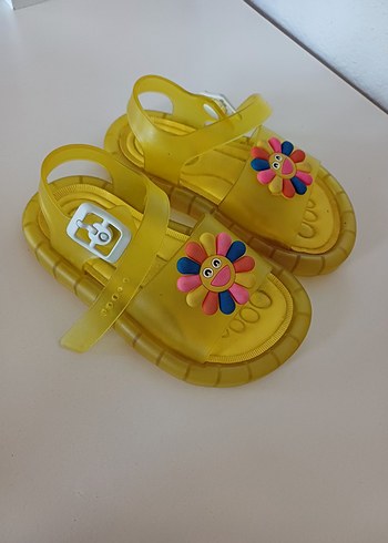 Gezer Çiçekli Sarı Kız Çocuk Sandalet