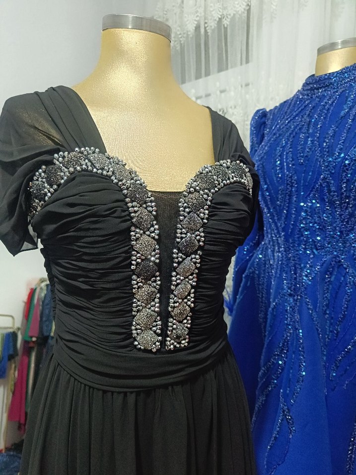 Siyah Straplez Nakışlı Uzun Abiye Elbise Satılıktır - Görsel 3