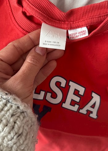 Erkek küçük Çocuk Mavi Kot beyaz Pantolon ve kırmızı tişört - Görsel 4