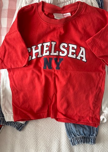 Erkek küçük Çocuk Mavi Kot beyaz Pantolon ve kırmızı tişört - Görsel 3