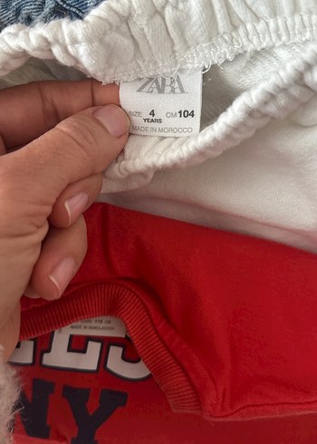 Erkek küçük Çocuk Mavi Kot beyaz Pantolon ve kırmızı tişört - Görsel 5