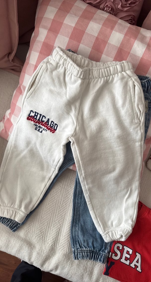 Erkek küçük Çocuk Mavi Kot beyaz Pantolon ve kırmızı tişört - Görsel 2