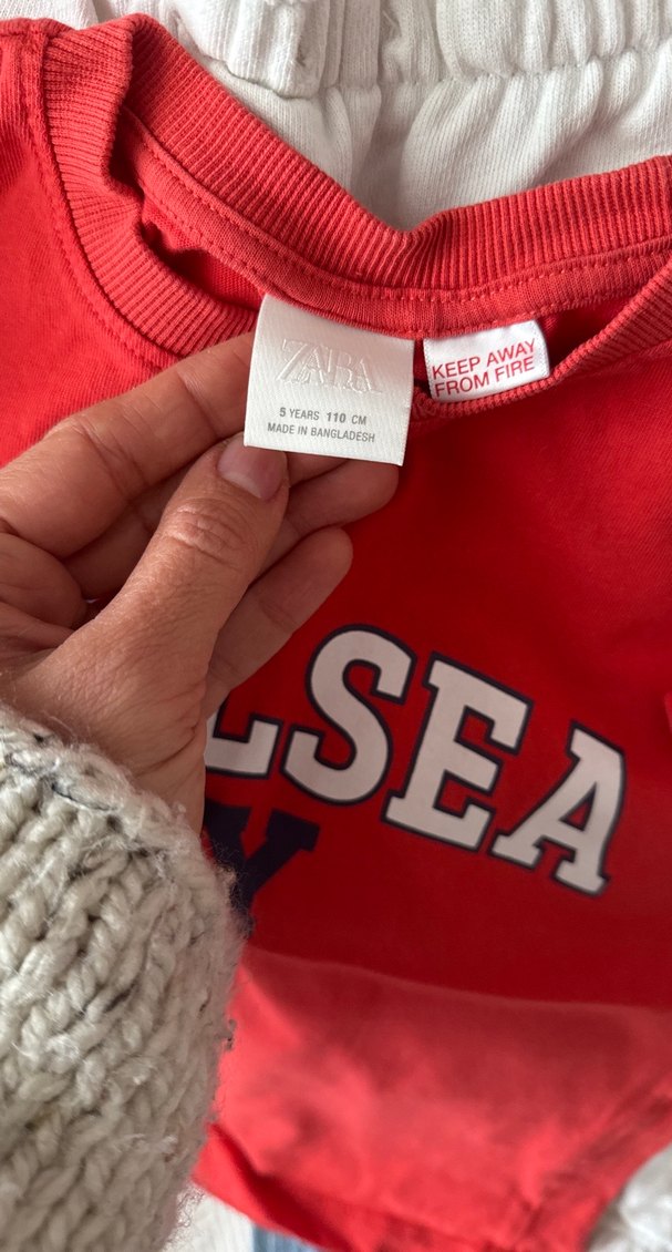 Erkek küçük Çocuk Mavi Kot beyaz Pantolon ve kırmızı tişört - Görsel 4