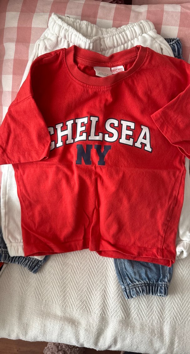 Erkek küçük Çocuk Mavi Kot beyaz Pantolon ve kırmızı tişört - Görsel 3