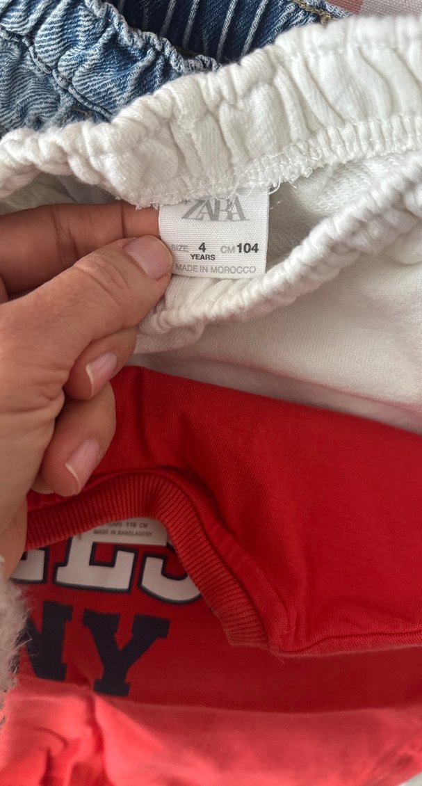 Erkek küçük Çocuk Mavi Kot beyaz Pantolon ve kırmızı tişört - Görsel 5