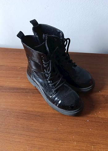 Siyah Rugan Bağcıklı Kadın Bot - Görsel 2