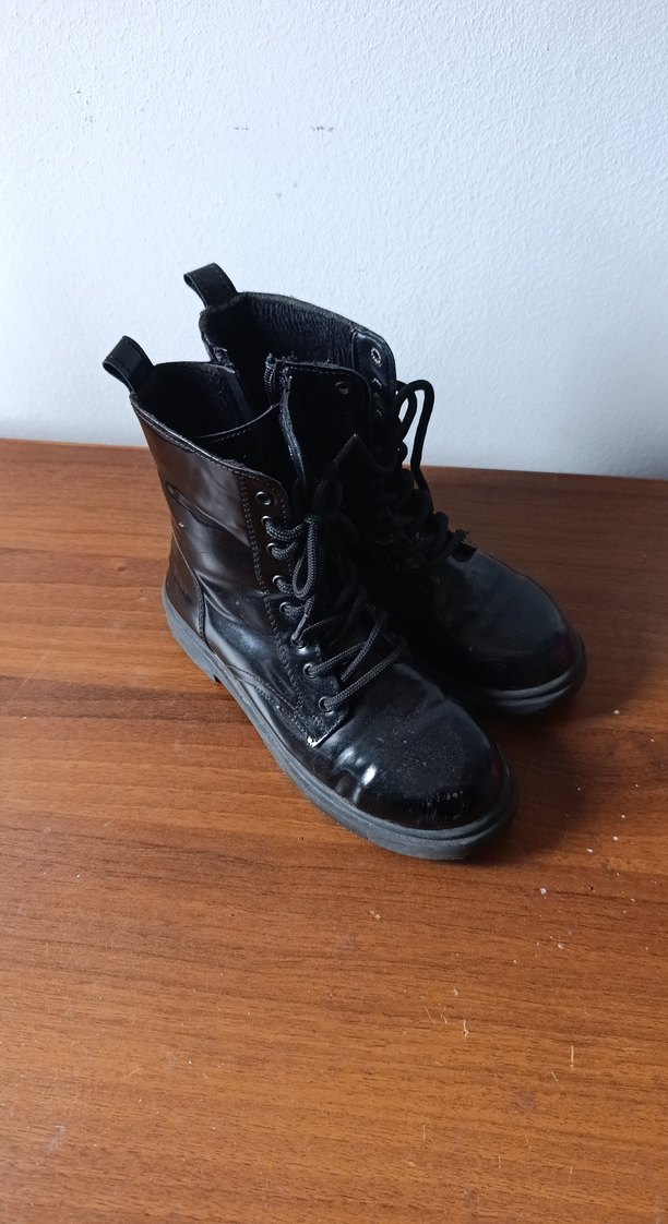 Siyah Rugan Bağcıklı Kadın Bot - Görsel 2