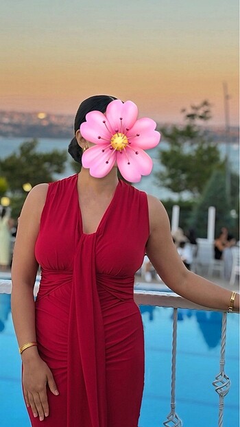 Kırmızı elbise
