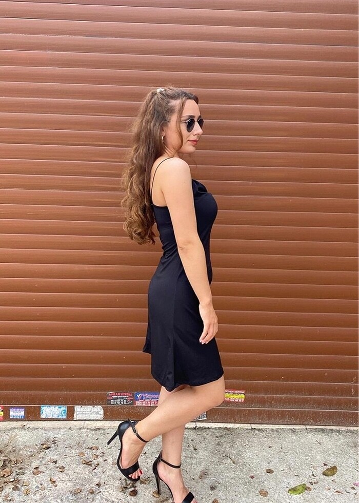 Siyah degaje yaka ip askılı elbise - Görsel 2