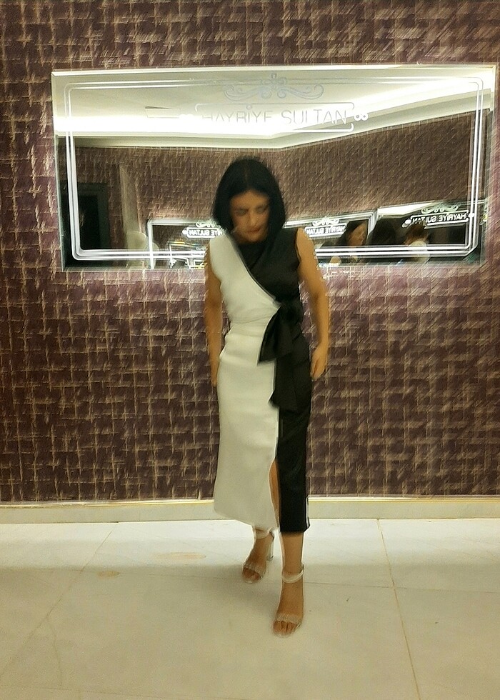 Siyah beyaz saten gece elbisesi - Görsel 5