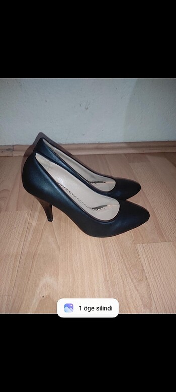 Siyah stiletto ayakkabı