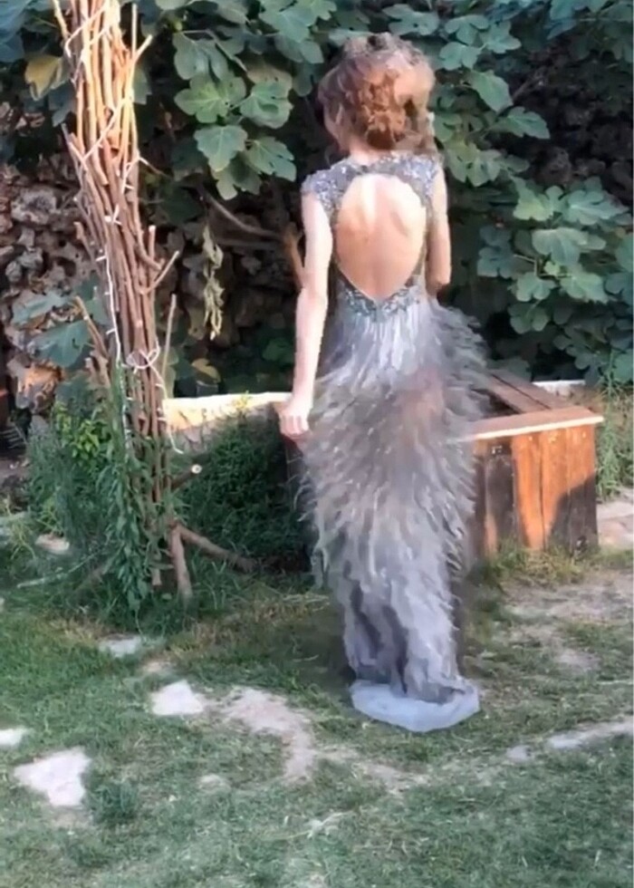 Sırt Dekolteli Boncuklu İthal Elbise - Görsel 2