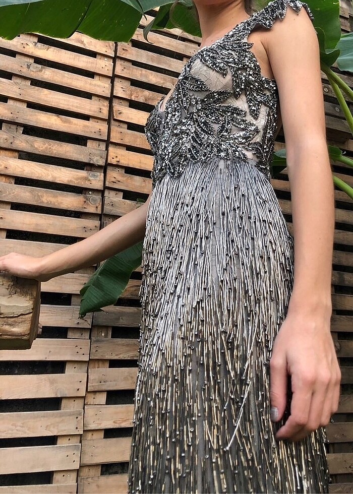 Sırt Dekolteli Boncuklu İthal Elbise - Görsel 4