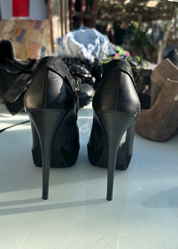 Tokalı Siyah Deri Kadın Dolgu Topuk Bot - Görsel 3