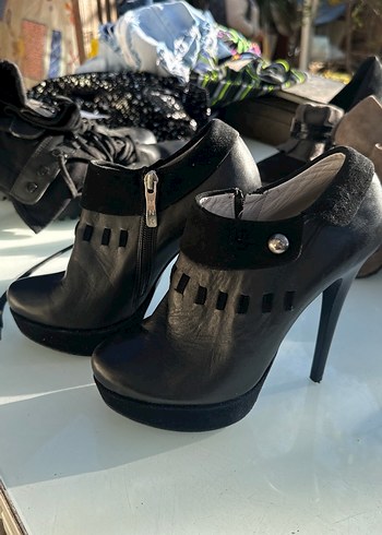 Tokalı Siyah Deri Kadın Dolgu Topuk Bot - Görsel 2