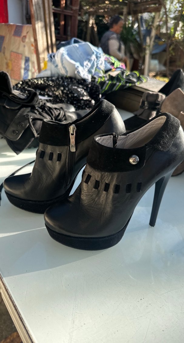 Tokalı Siyah Deri Kadın Dolgu Topuk Bot - Görsel 2