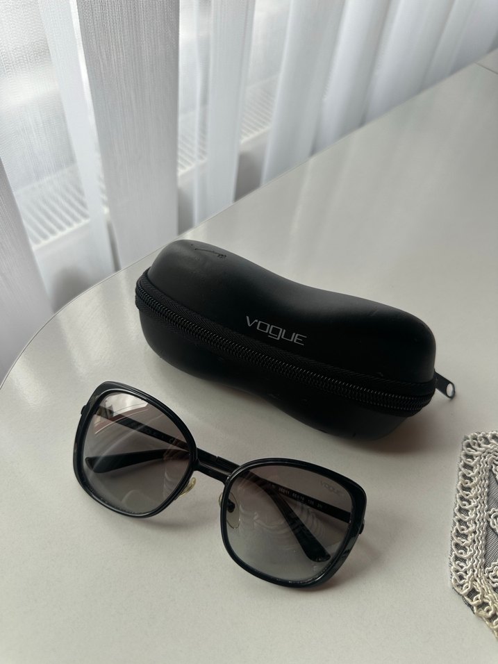 Vogue Siyah Minimalist Kadın Güneş Gözlüğü - Görsel 3