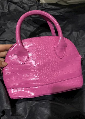 Pembe çanta