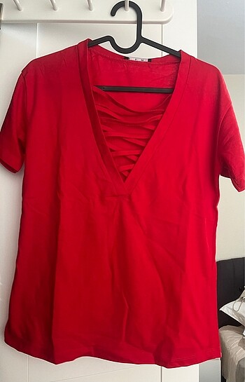 V yaka kırmızı tshirt
