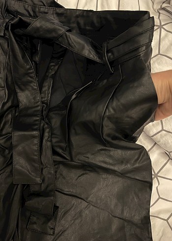 Drapeli Siyah Deri pantolon - Görsel 2