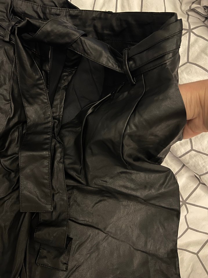 Drapeli Siyah Deri pantolon - Görsel 2