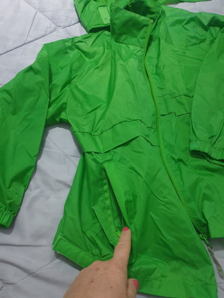 Kapüşonlu Erkek Çocuk Yeşil Yağmurluk - Görsel 3
