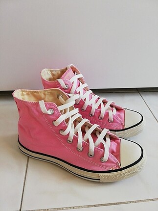 Pembe converse