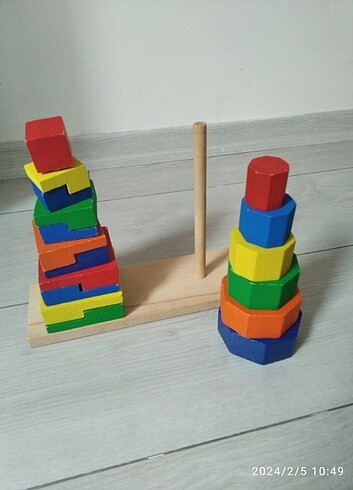 Ahşap renkli kule