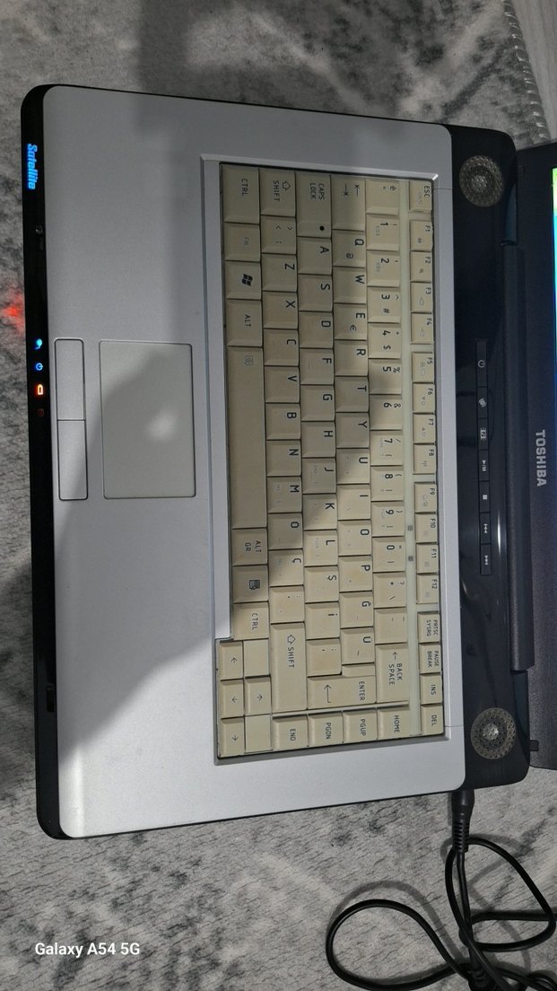 Toshiba satellite intel (R) CPU Laptop - Görsel 2