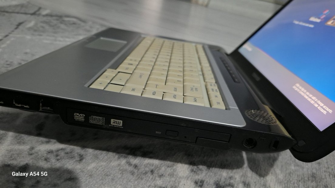 Toshiba satellite intel (R) CPU Laptop - Görsel 5