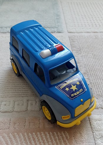 Mavi Oyuncak Polis Arabası tavan kısmında çatlak vardır .