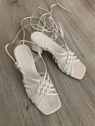 Beyaz topuklu sandalet