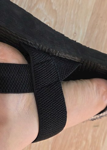 38 Beden Siyah Elastik Bantlı Kadın Dolgu Topuk Sandalet