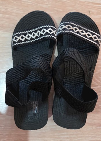 Siyah Elastik Bantlı Kadın Dolgu Topuk Sandalet