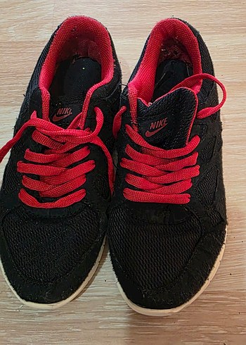 Nike Kırmızı Bağcıklı Siyah Spor Kadın Nike