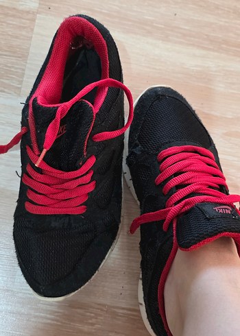 Kırmızı Bağcıklı Siyah Spor Kadın Nike