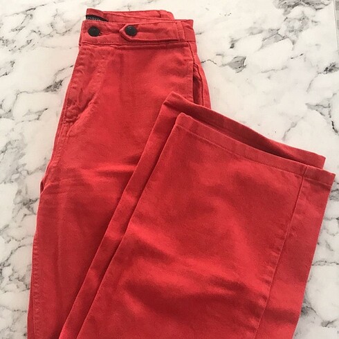 Kırmızı kot pantolon