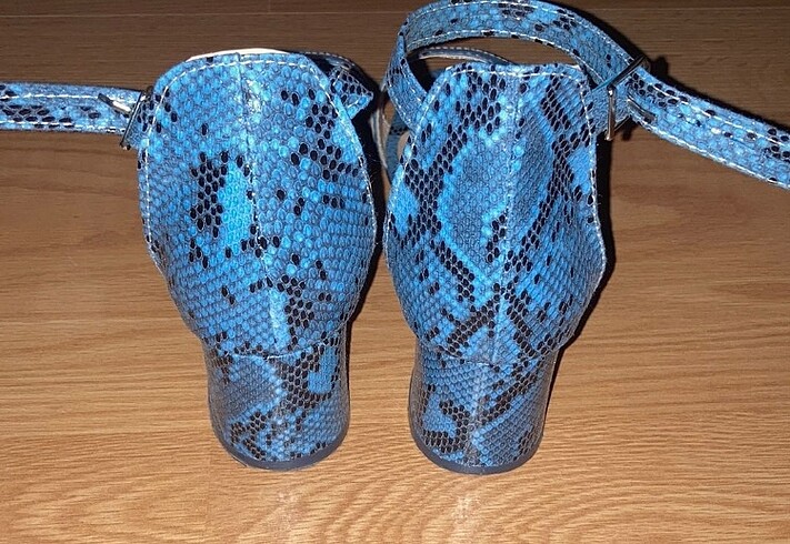 40 Beden Yılan desenli topuklu sandalet