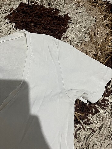 V yaka beyaz tişört - Görsel 2