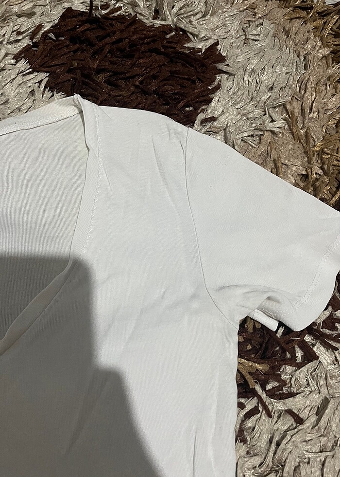 V yaka beyaz tişört - Görsel 2